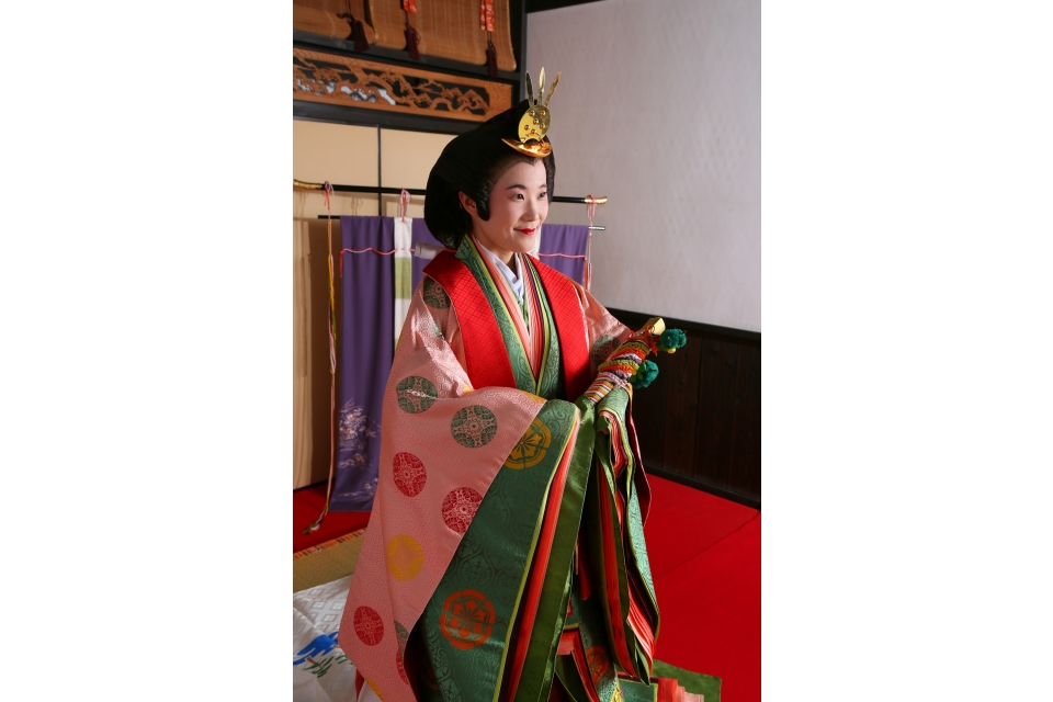 A talk about “Junihitoe (twelve-layered kimono considered the supreme costume for a women)” and “Emondo” | Experience | Shajiraku Quality food and cultural experiences at Kyoto shrines and temples.