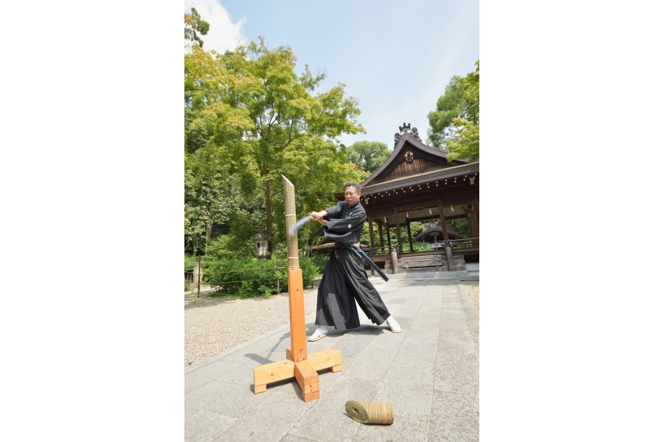 Samurai Experience—A performance of Kyoto Yamauchi Ha Iai Battojutsu and test cutting demonstration 　Photo2