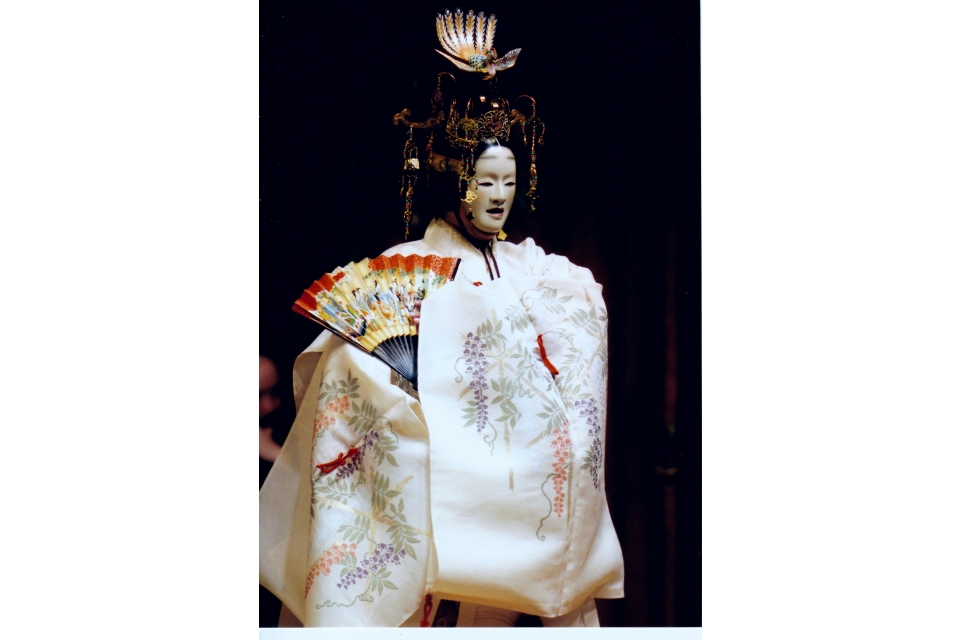 A performance given by Atsushi Yoshida, a younger Noh actor of the Kanze school　　Photo2