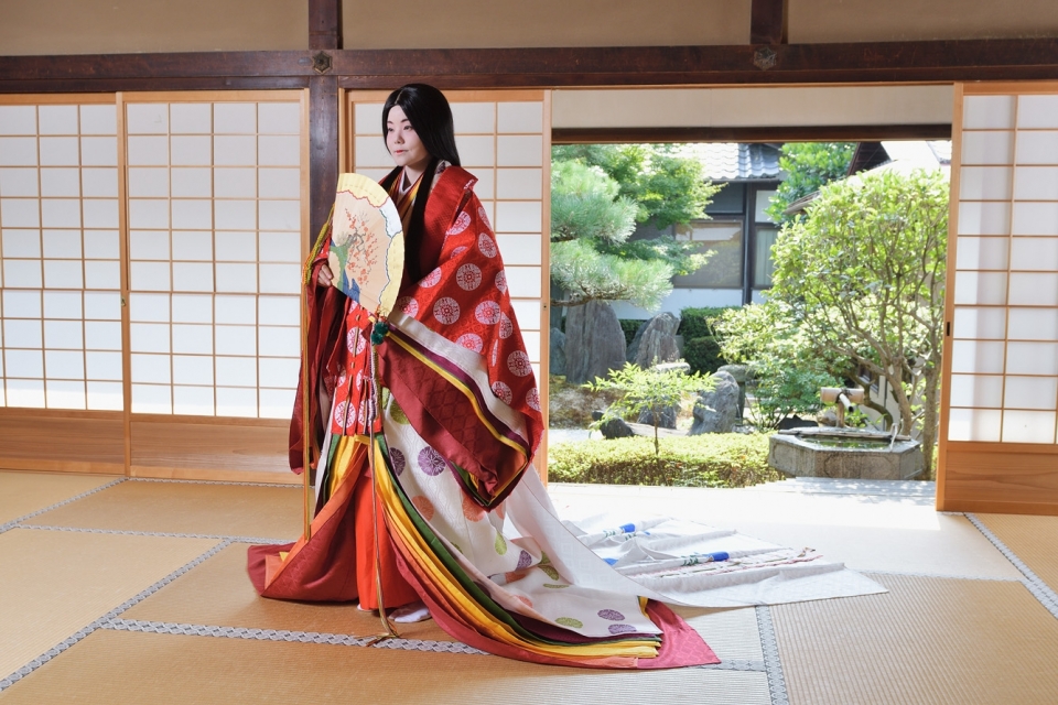 A talk about “Junihitoe (twelve-layered kimono considered the supreme costume for a women)” and “Emondo”　　　　Photo1