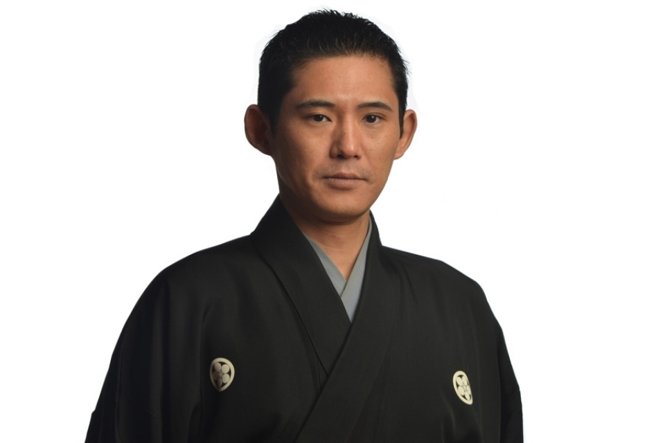 Enjoy and experience the world of Noh!  Presentation and performance given by Atsushi Yoshida, a younger Noh actor of the Kanze school Photo1