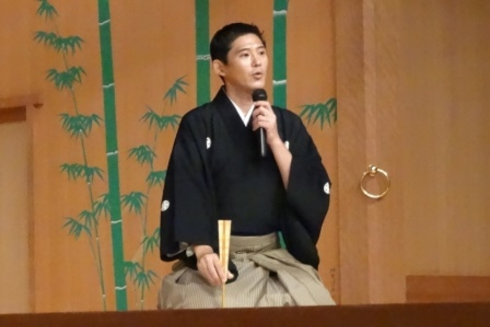 Enjoy and experience the beauty of Noh costumes!  Presentation and performance given by Atsushi Yoshida, a younger Noh actor of the Kanze school　Photo1