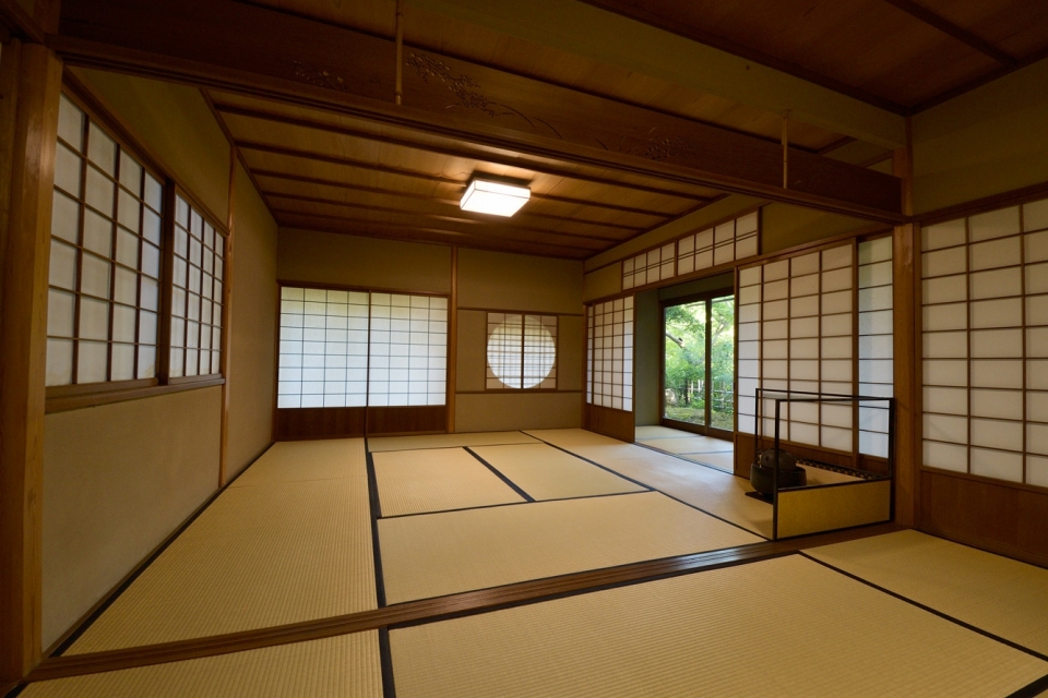 Enjoying the silence at private shrines and temples in the morning　Photo1