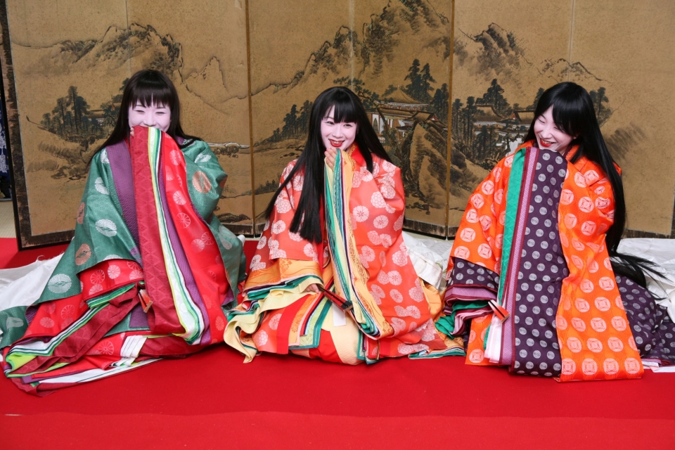 みんなでお姫様に大変身 衣紋道の十二単体験 体験 京都の寺院神社で上質な伝統文化や食の体験を提供する 社寺楽