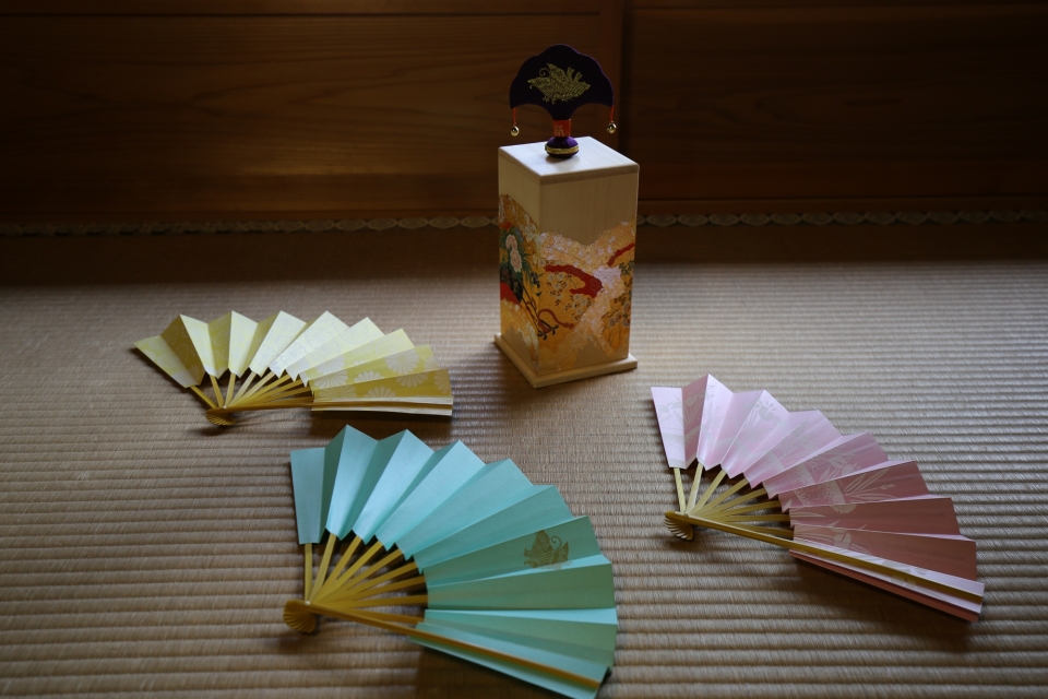 日本伝統遊戯「投扇興体験」と「京扇子のおはなし」そして「扇子」を手作りしましょ！　写真1