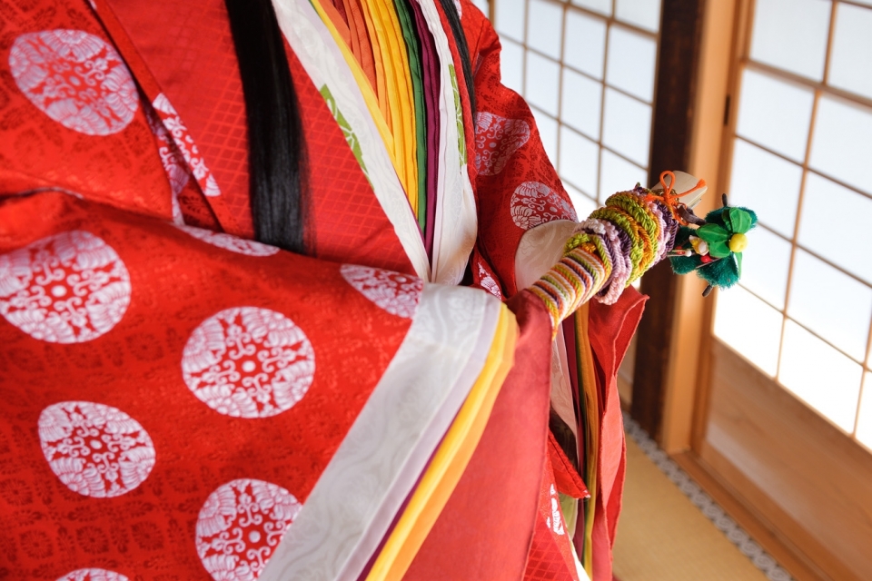 A talk about “Junihitoe (twelve-layered kimono considered the supreme costume for a women)” and “Emondo”    Photo2