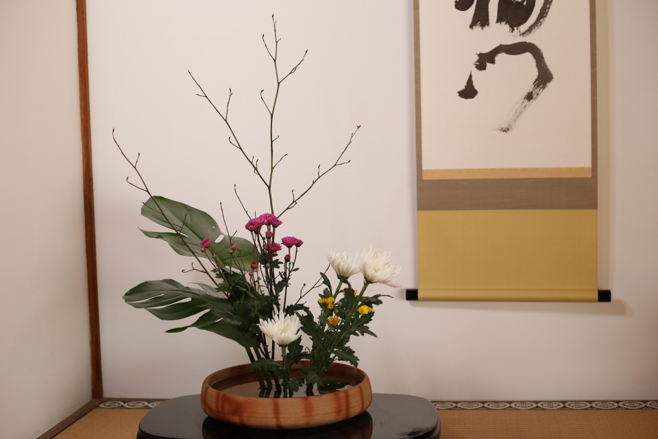 Flower arrangement experience by a deputy chief priest of Choko-inn, an acting master of Misho-ryu Sasaoka 　Photo2