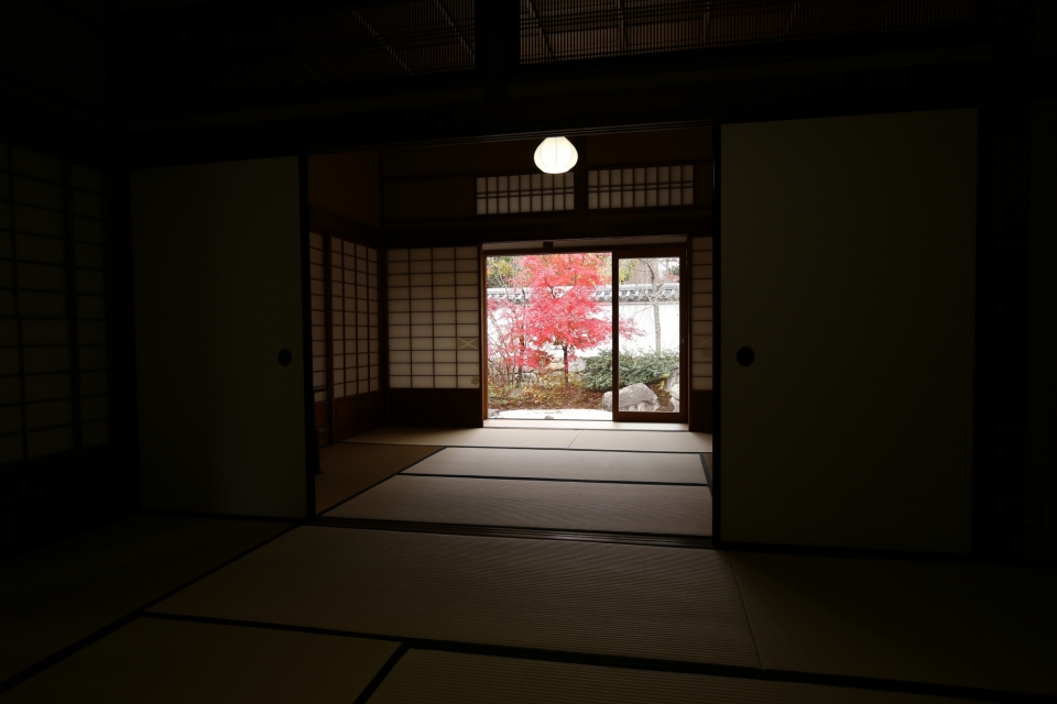 Enjoying the silence at private shrines and temples in the morning Photo2