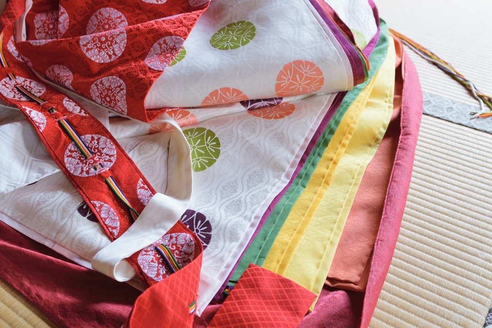 A talk about “Junihitoe (twelve-layered kimono considered the supreme costume for a women)” and “Emondo”    Photo3