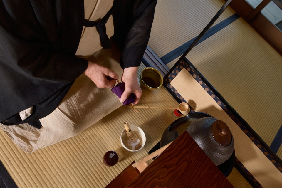 「裏千家教授 ランディー・チャネル・宗榮氏」による茶道体験   写真3