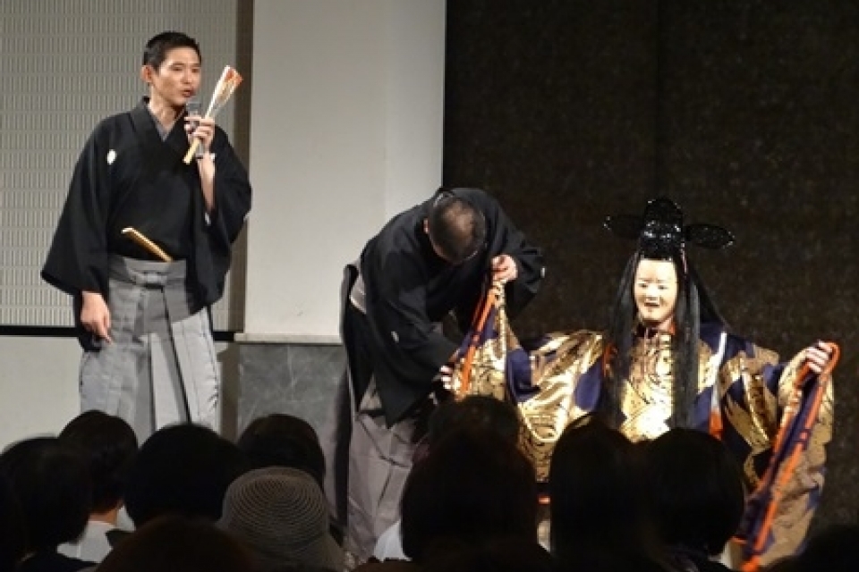 Enjoy and experience the beauty of Noh costumes!  Presentation and performance given by Atsushi Yoshida, a younger Noh actor of the Kanze school　Photo2