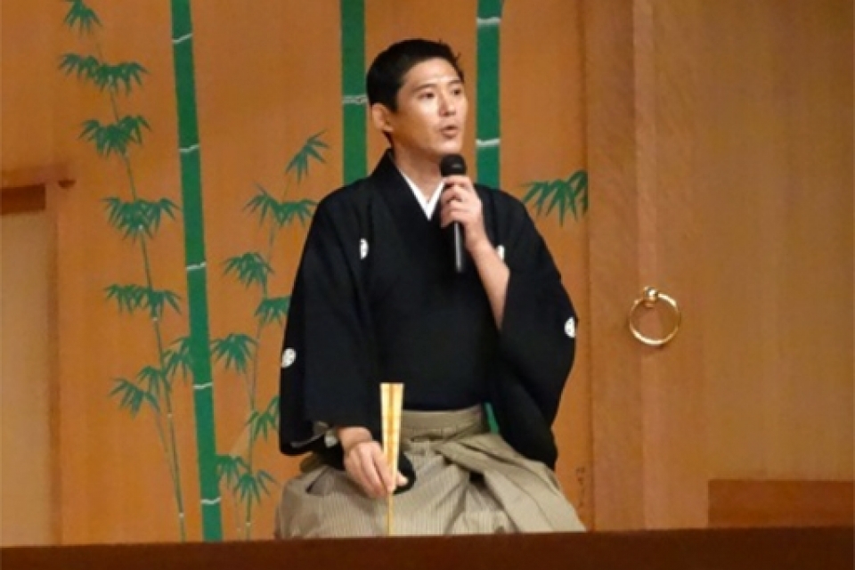 Enjoy and experience the world of Noh!  Presentation and performance given by Atsushi Yoshida, a younger Noh actor of the Kanze school Photo3