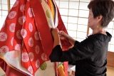 “Turning into a Japanese princess together with everyone !” Experience of Japanese kimono Junihitoe Thumbnail3