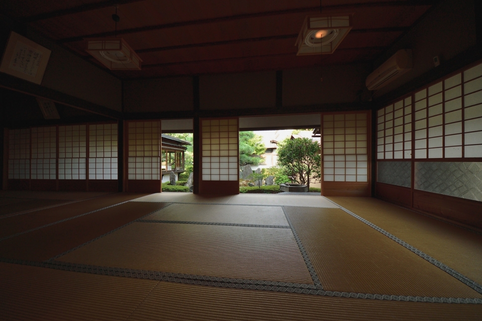 Enjoying the silence at private shrines and temples in the morning　Photo3