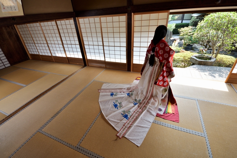 A talk about “Junihitoe (twelve-layered kimono considered the supreme costume for a women)” and “Emondo”　　　　Photo4