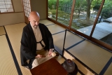 「裏千家教授 ランディー・チャネル・宗榮氏」による茶道体験   サムネイル写真4