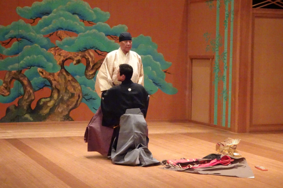 Enjoy and experience the beauty of Noh costumes!  Presentation and performance given by Atsushi Yoshida, a younger Noh actor of the Kanze school　Photo3