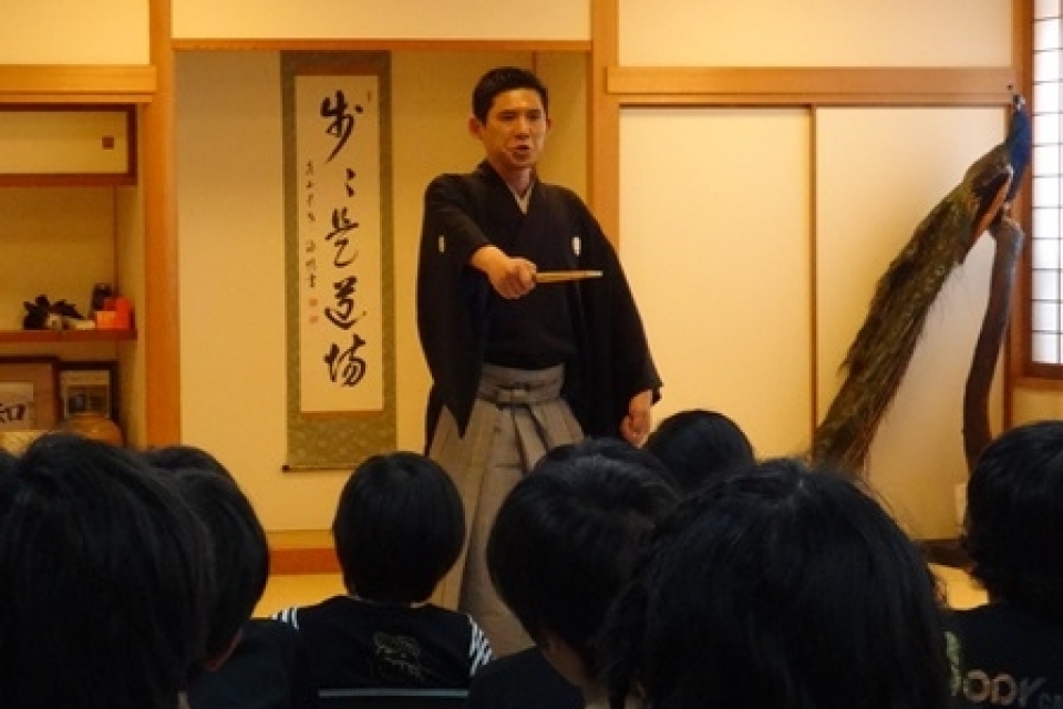 Enjoy and experience the world of Noh!  Presentation and performance given by Atsushi Yoshida, a younger Noh actor of the Kanze school　Photo4