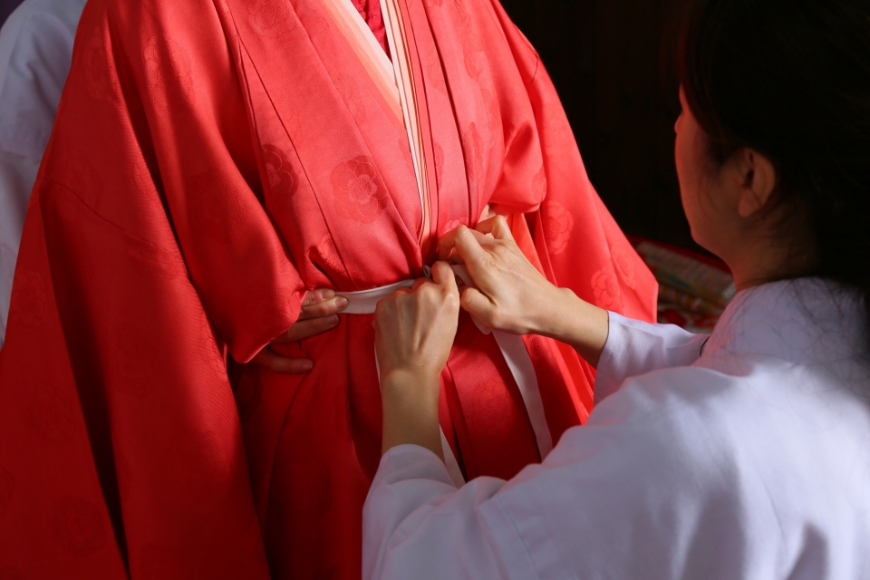 A talk about “Junihitoe (twelve-layered kimono considered the supreme costume for a women)” and “Emondo”　　　　Photo6
