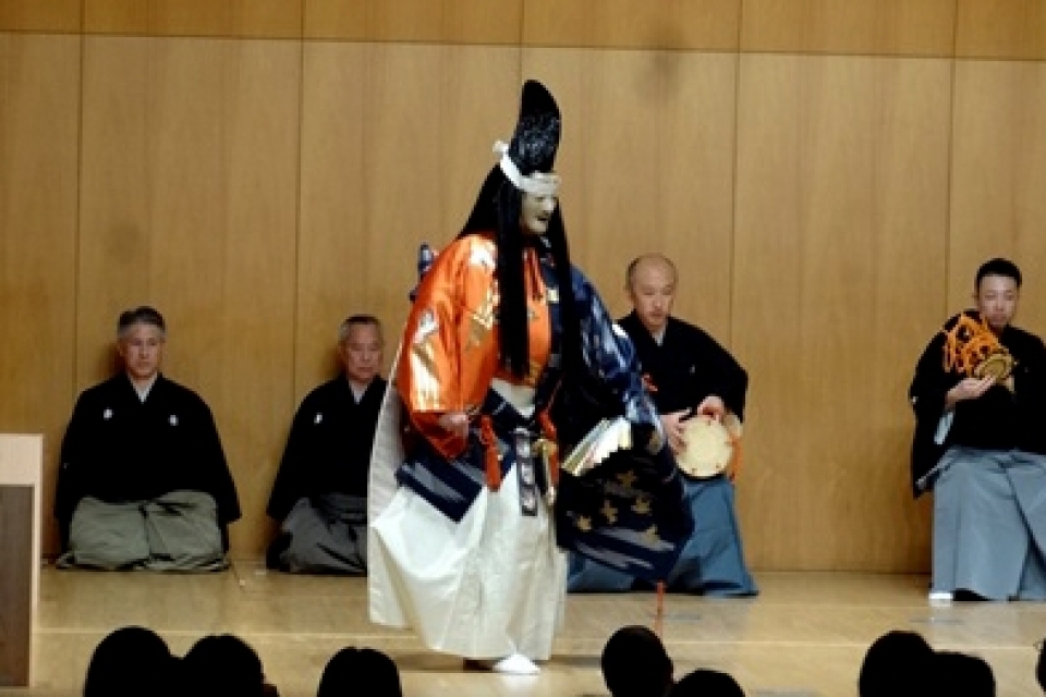 A performance given by Atsushi Yoshida, a younger Noh actor of the Kanze school　　Photo7